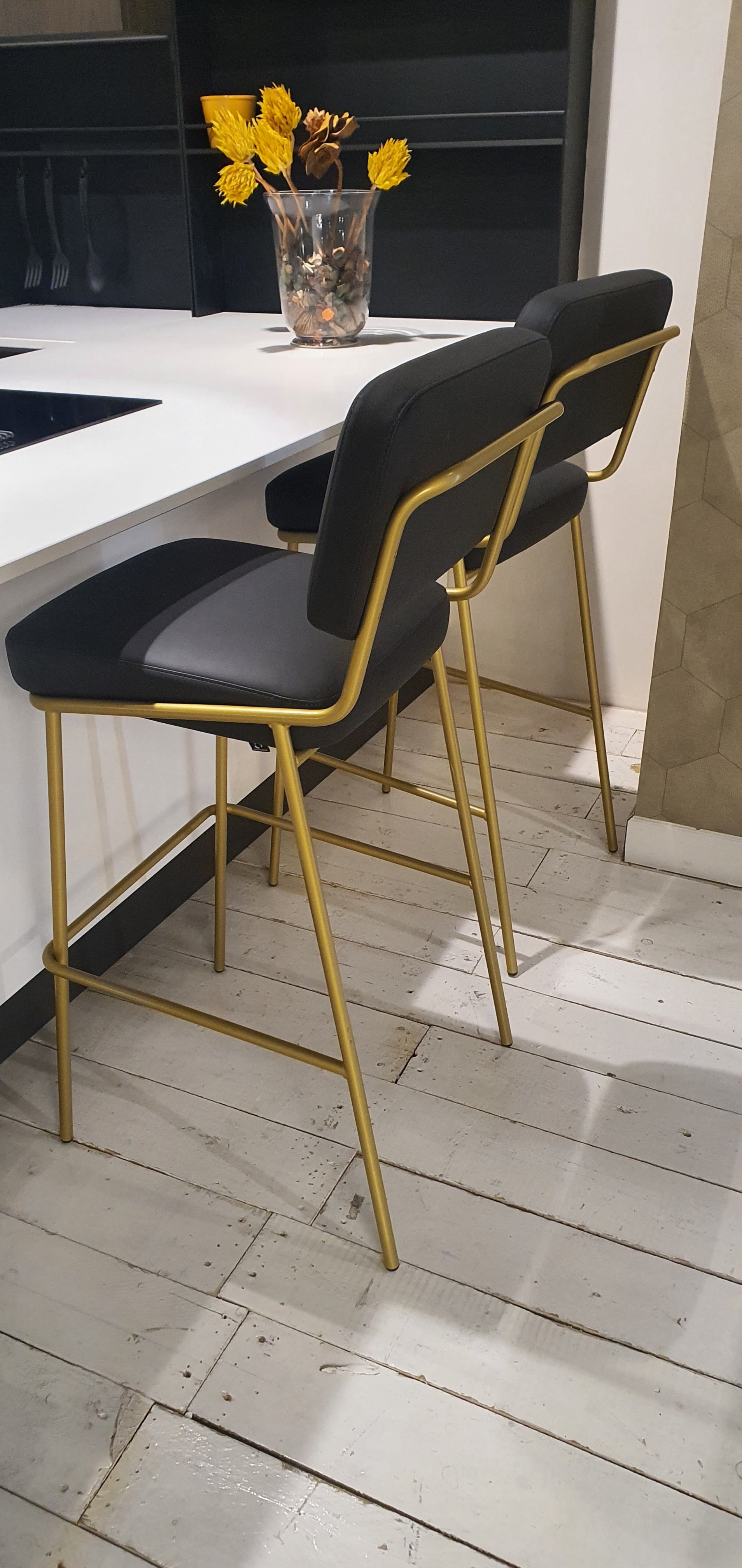 3 Sgabelli Neri con Struttura Oro LS - esposizione MM2