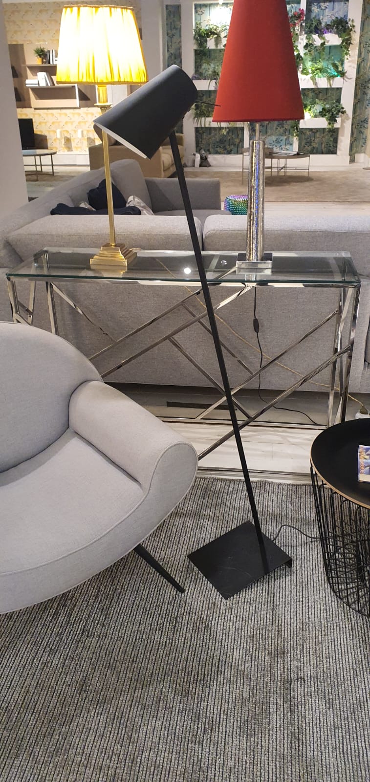 Lampada nera da terra - esposizione MM1