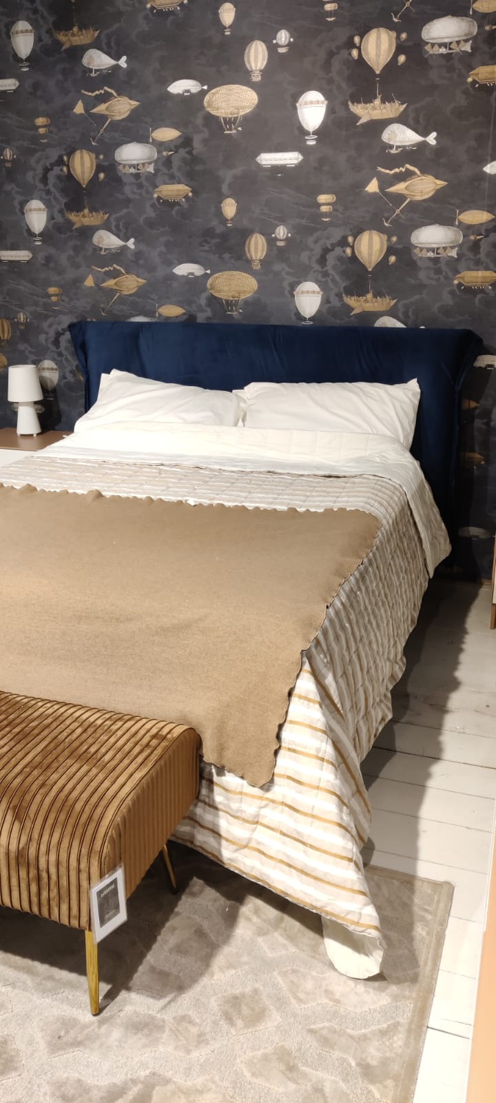 Letto Blu velvet con contenitore NC - esposizione MM0