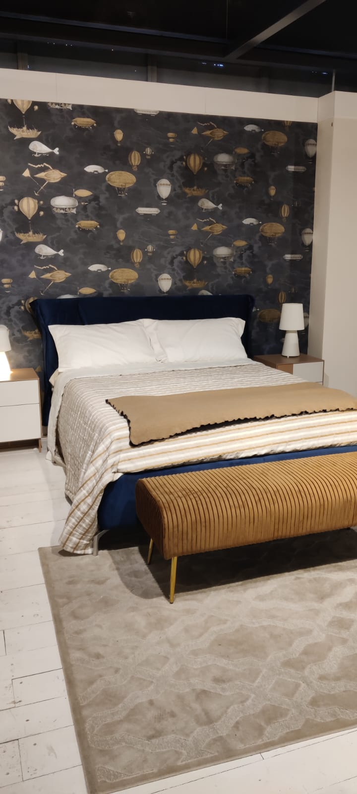 Letto Blu velvet con contenitore NC - esposizione MM0