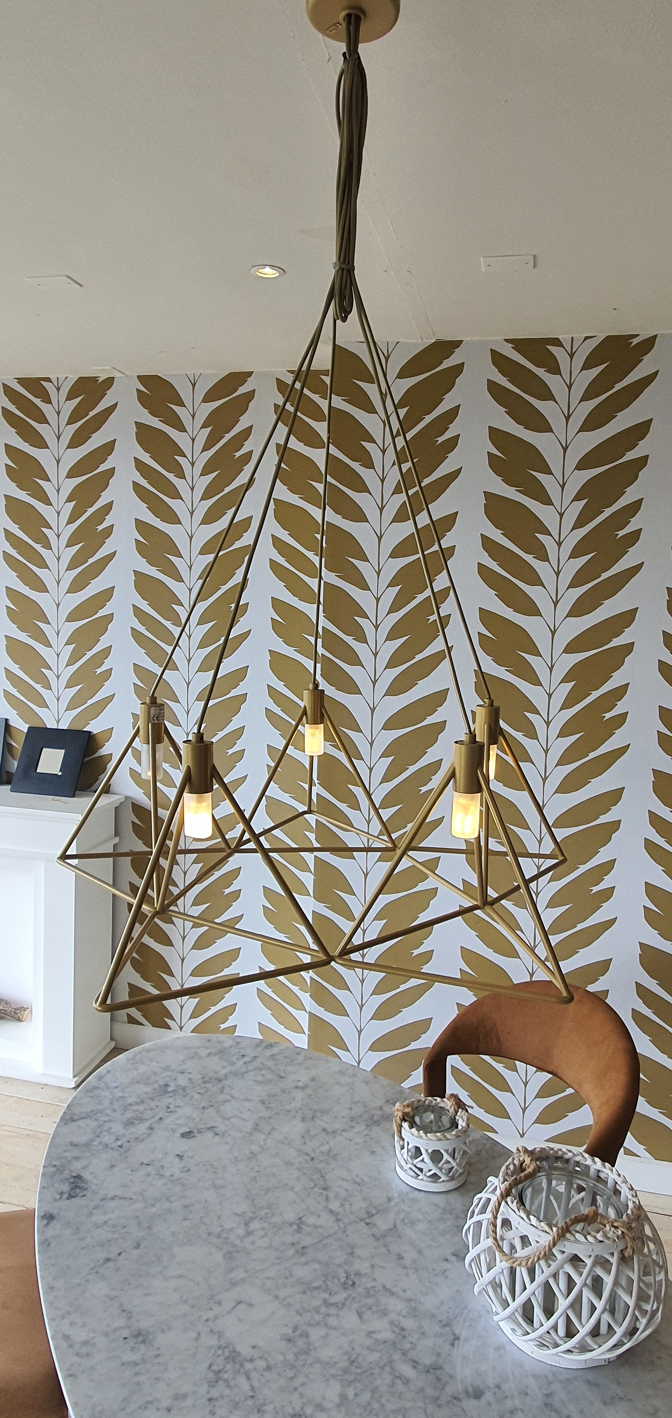 Lampada gibas VITRUVIA triangolo dorato -esposizione MM2