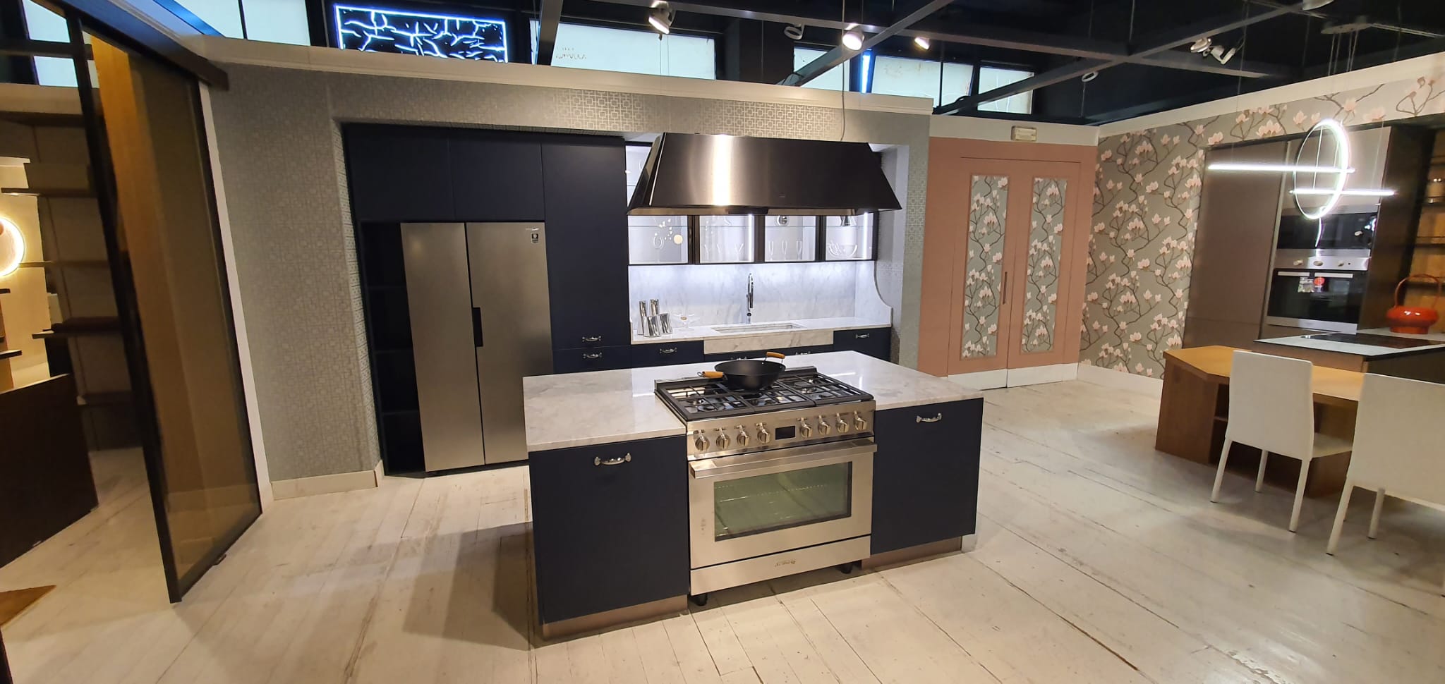 Cucina Time Blu notte + top marmo carrara - esposizione MM1