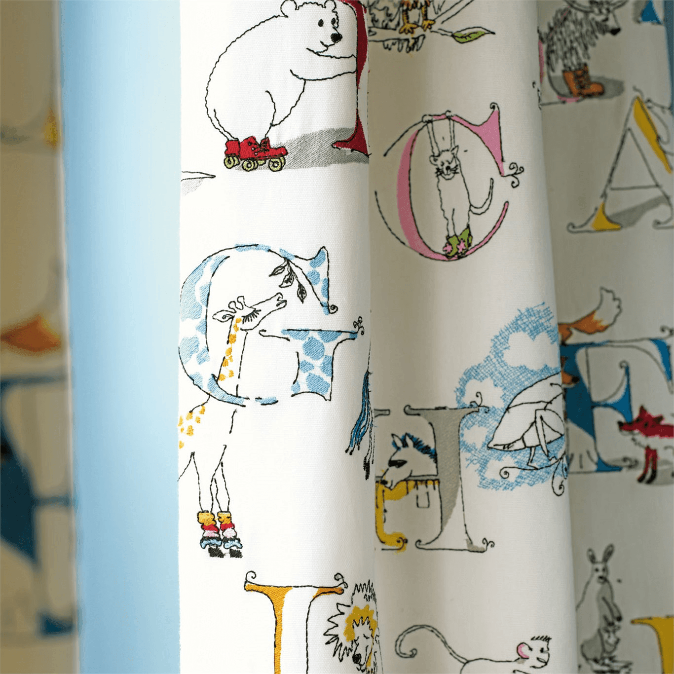 Tessuto Sanderson Alphabet Zoo Embroidery - Brand_Sanderson, Fantasia_Fantasia, Uso_Rivestimento cuscini, Uso_Tende - Tessuti - Sanderson