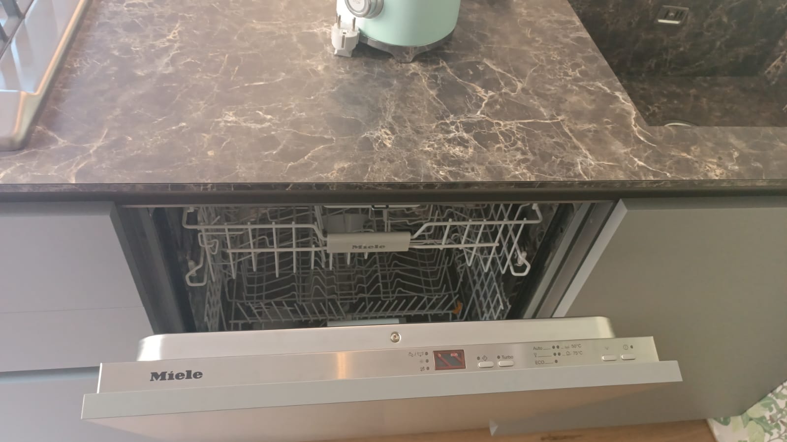 Cucina Kalì con elettrodomestici Miele - esposizione MM6